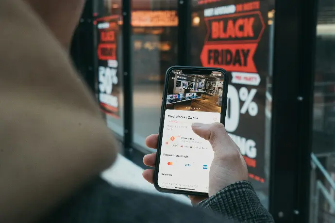 Persoon die een gsm op blackfriday vasthoud