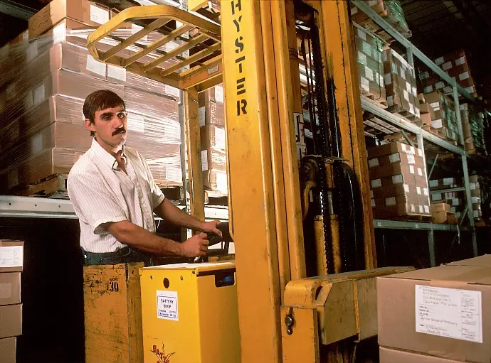 magazijnmedewerker met vorkheftruck