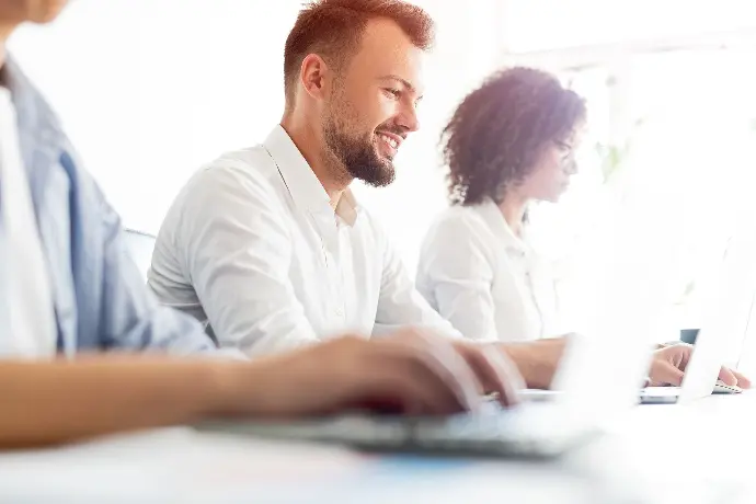 Mensen in een coworking omgeving
